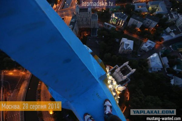 В Москве на высотном здании повесили флаг Украины