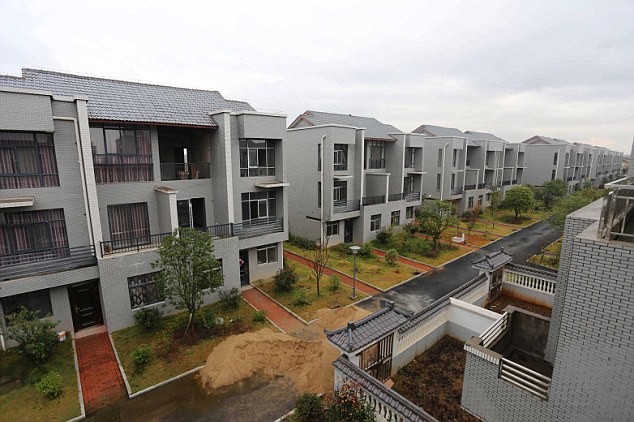 Китайский миллионер построил дома для соседей