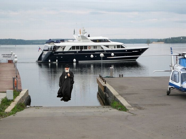 Патриарх Кирилл прибыл к верующим на личной яхте.