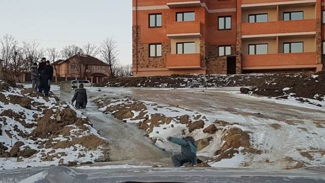 В Приамурье дети катаются с фекальной горки