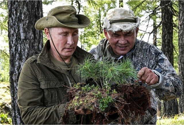Путин посетил провинциальный магазин вместе с Шойгу