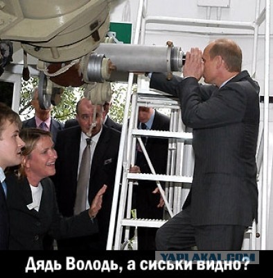FEMEN показали Путину и Меркель голые груди:))