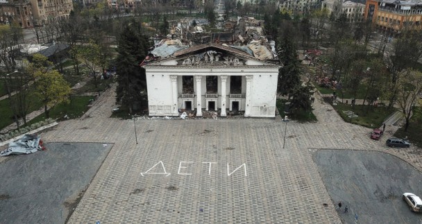 В Судже авиабомба попала в здание школы-интерната, под завалами могут находиться люди