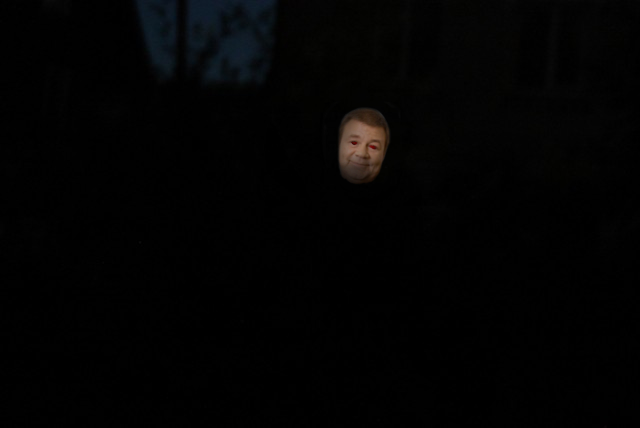 Вышел ночью на даче из дома и