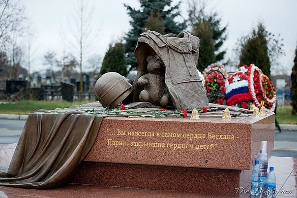 Российский спецназ во время террористического акта в Беслане, сентябрь 2004 г.