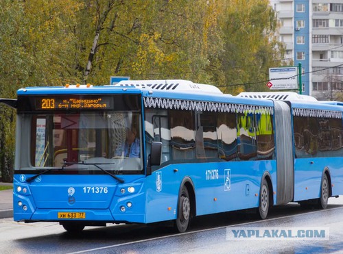 Женщина выронила ребенка из коляски при выходе из автобуса и обвинила в этом водителя