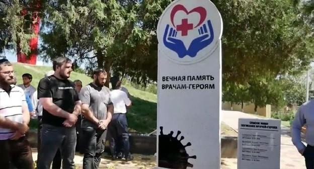 Они спасают наши жизни: памятники медикам, почтение к которым никогда не пройдет