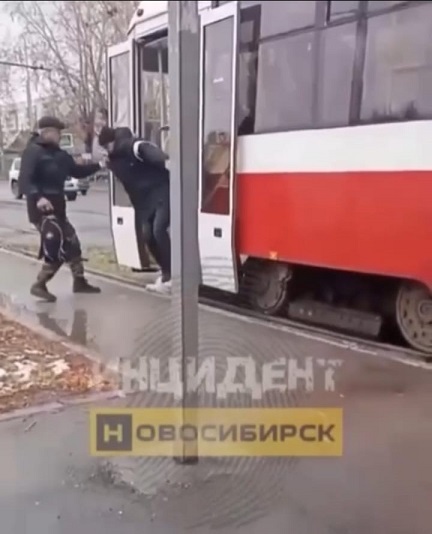 В Новосибирске пьяный неадекват напал в 15-ом троллейбусе на кондуктора из-за того, что ему долго выходил чек об оплат