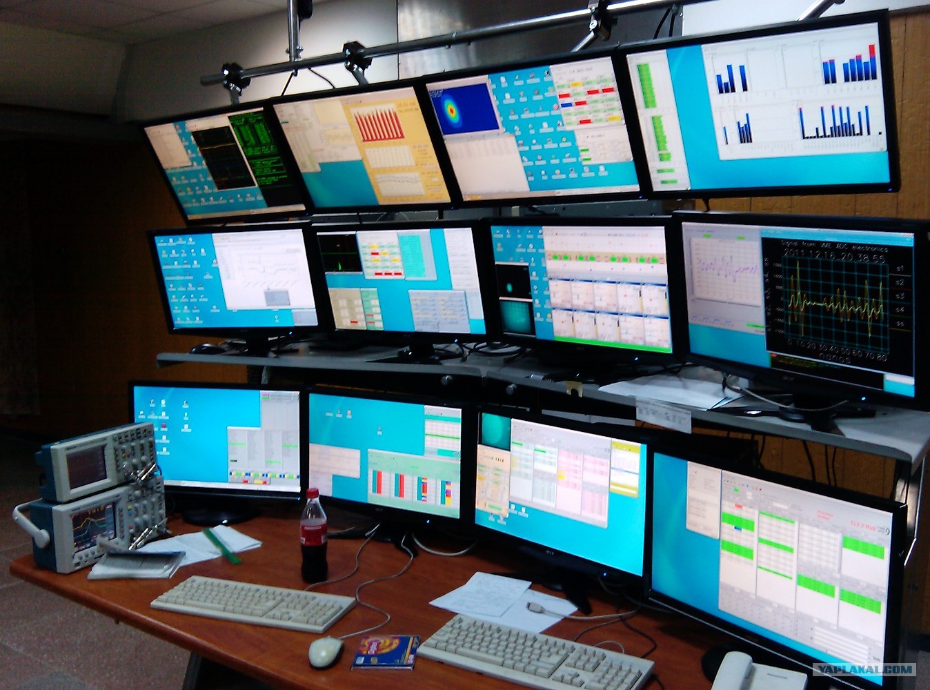 Офис программистов. Сообщество компьютеры. Человек сидит в офисе. Студенты в компьютерном классе. Сообщество компьютеры.