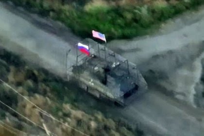 Российский пилот с самым опасным акцентом в мире дает понять чужому самолету, что он залетел не туда