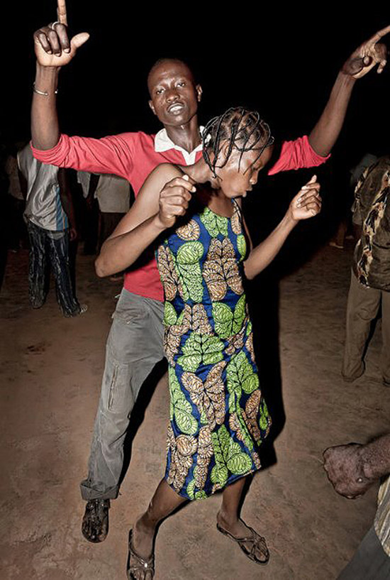 Как выглядит сельская дискотека в Африке.