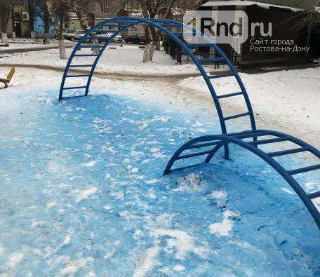 В Ростове-на-Дону коммунальщики облагородили детскую площадку, покрасив ржавые качели вместе со снегом