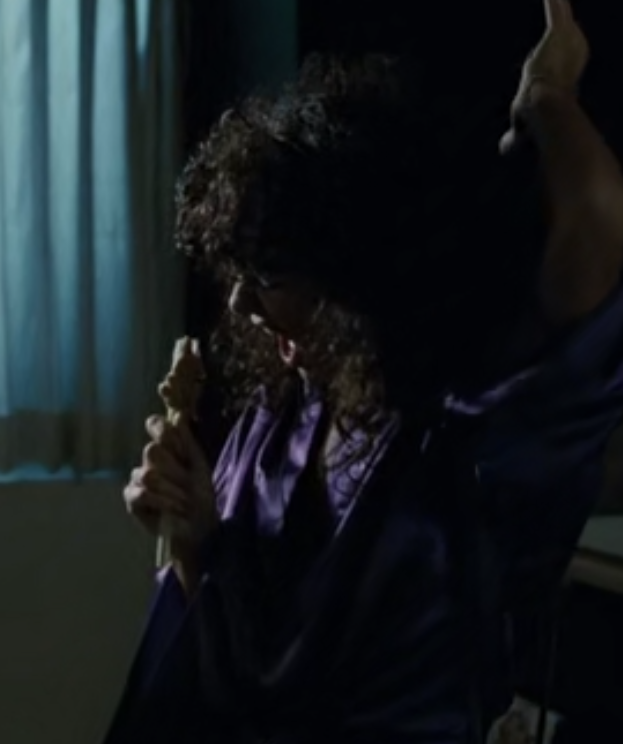 Просто задорная девка танцует