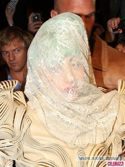 Из-за занавески