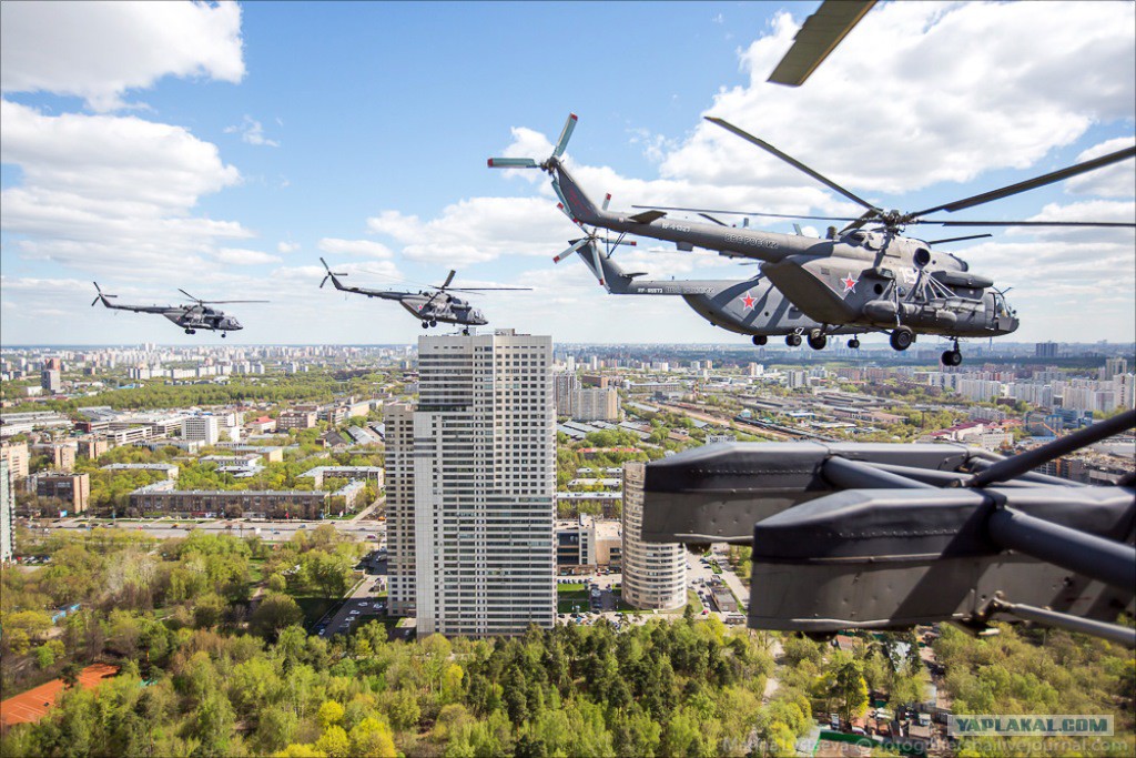 Вертолет москва полет. Военные вертолеты над Москвой. Вертолет над городом. Город с вертолета. Вертолет городской.