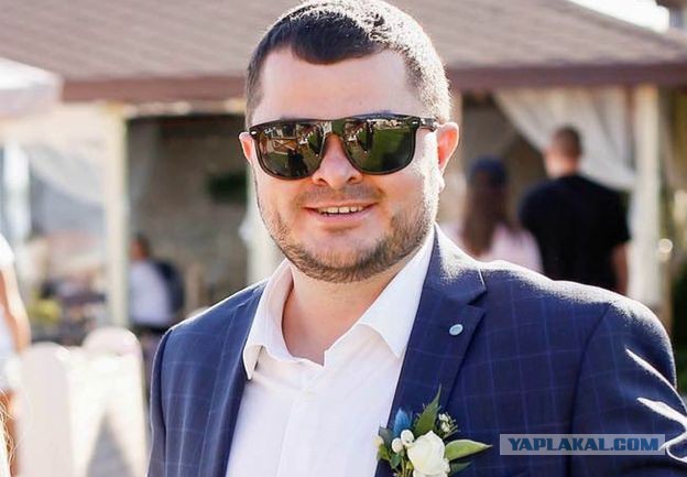 В Херсоне упавший флагшток раздавил Лексус