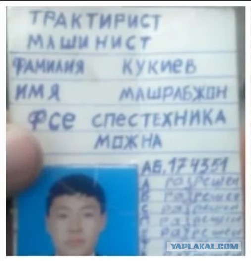 В Москве очевидцы заметили неадекватное поведение водителя экскаватора Doosan, который чуть не переехал мать с ребенком