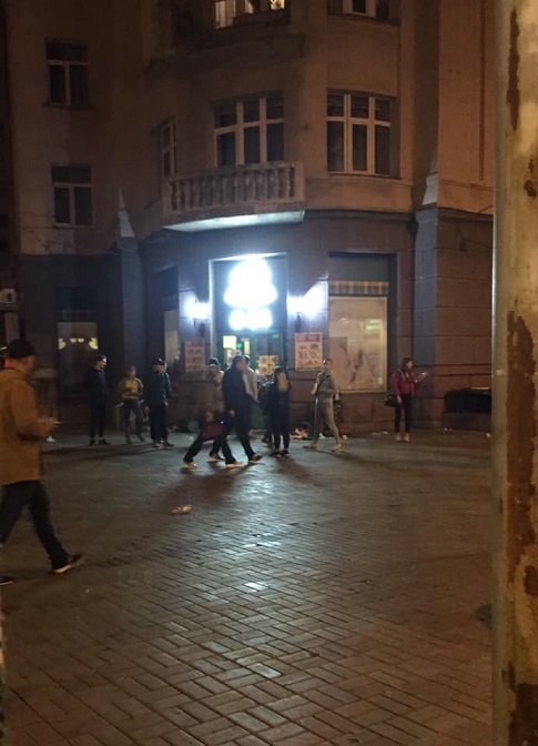 Толпа детей ограбила магазин в Киеве