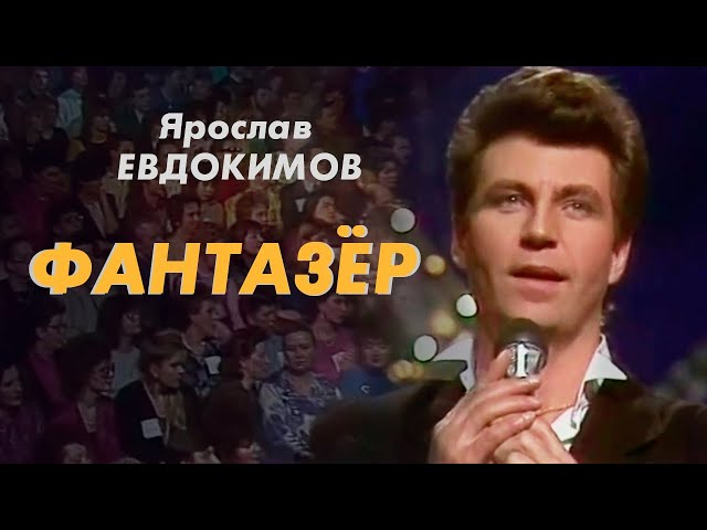Коллеги, как Вас встречают дома накануне выходных и в выходные?