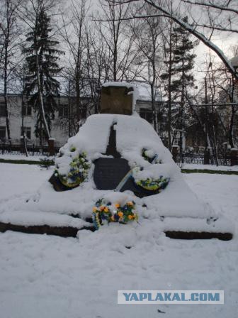 Спилили памятный креcт в Харькове.