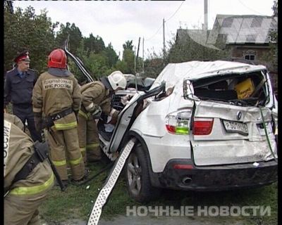 Девушка на BMW X5 врезалась в крышу частного дома