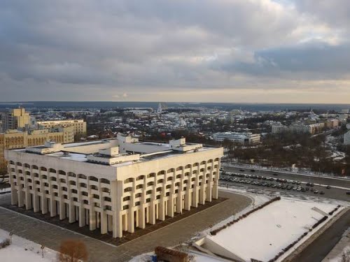 В Заельцовском районе Новосибирска дети на самодельных плотах устроили заплыв в огромной луже
