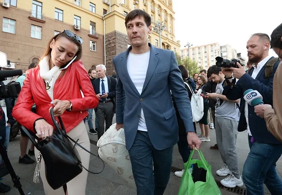 Дмитрий Гудков сообщил о своем отъезде из России