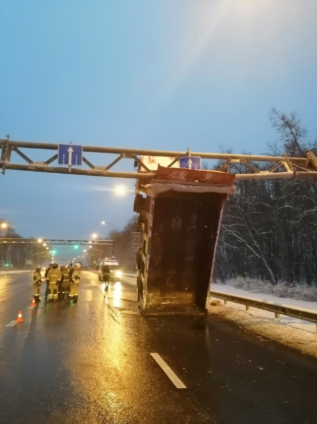 Виадук рухнул на федеральную трассу на выезде из Владивостока