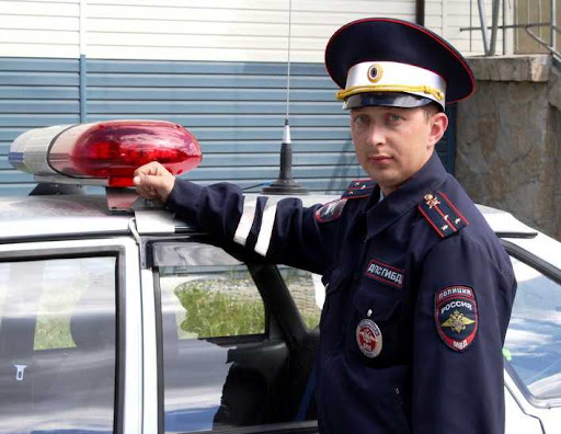 У них инспектор ряженый, или в ГИБДД с улицы всех берут?!