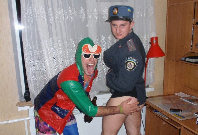 В Киеве у здания МВД сотни полицейских