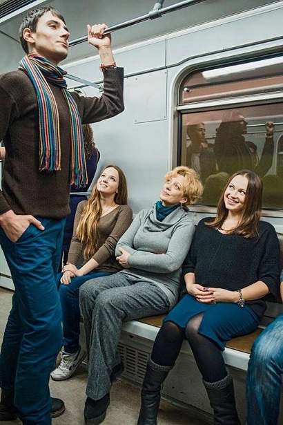 Мужчины объяснили, почему не уступают место женщинам.