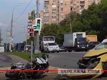 На западе Москвы таксист сбил сотрудника ГИБДД на мотоцикле