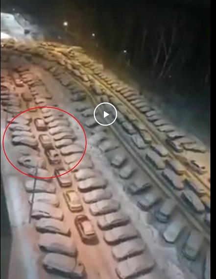 "Уютный" двор под окнами жилых домов в районе Путилково (ближнее Подмосковье)