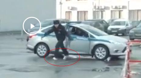 В Москве блоггер ради лайков кинул полицейскому петарду в машину