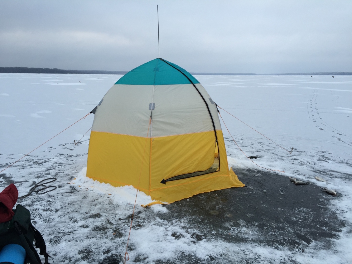 Зимняя рыбалка в палатке. Палатка на льду. Зимняя рыбалка на льду в палатке. Зимняя палатка для ночевки. Зимняя рыбалка в палатке с ночевкой.