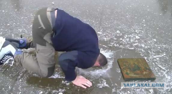 Пьяные люди на крещенском купании во Владивостоке