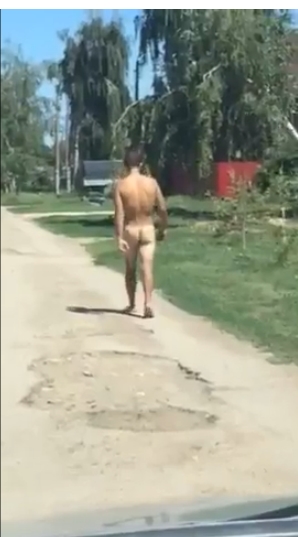 А вам нравится, когда голые мужики бродят по городу?