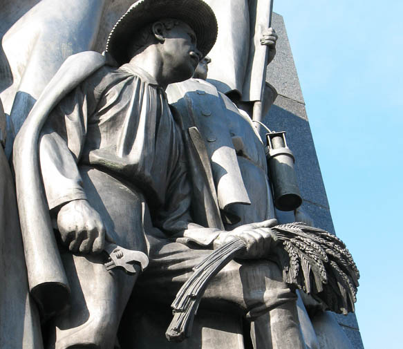 скульптор монументалист. памятник железнодорожникам участникам великой отечественной войны. монументально исторический. советская мозаика в приднестровье. борис тальберг монументальная живопись.