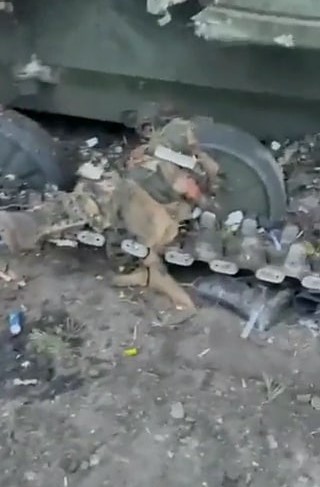 Танк стреляет в упор