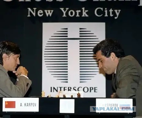 В музее бухенвальда сняли официальный флаг Белоруссии и повесили коллаборантский.