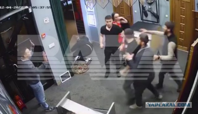В Москве несколько человек ворвались в караоке-клуб, начали избивать посетителей и стрелять в них из травмата