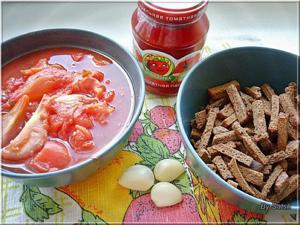 Томатный суп с хлебом
