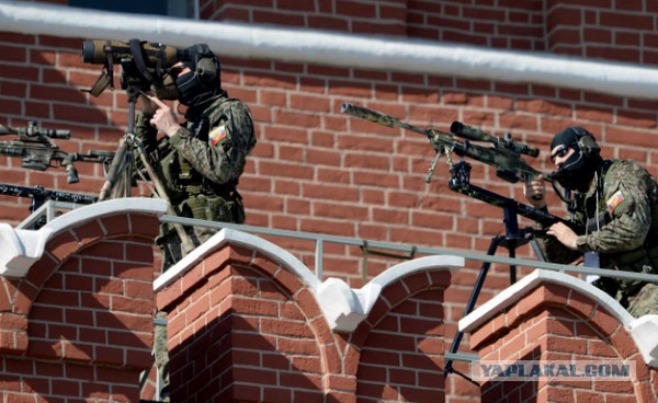 К приезду Путина в Екатеринбурге заливают монтажной пеной канализационные люки