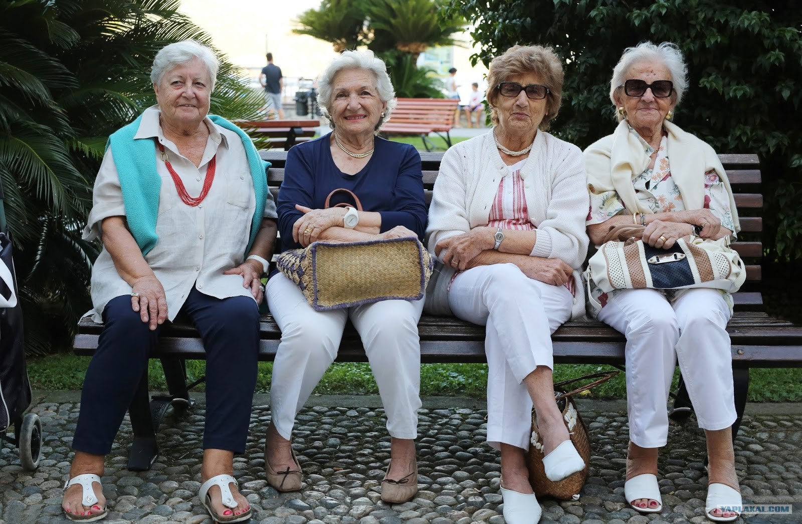 Сколько старухи живут. Современная бабушка. Американские бабушки. Пенсионеры в Испании. Счастливые пенсионеры.