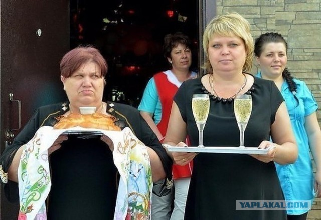 Ролик активно расходится в американском Твиттере. Последний перепост с комментарием "Что в России совсем нет жирных?"