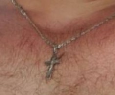 «Внимание! Здесь живёт старая шалава. Если увидите её — дайте по е**лу»