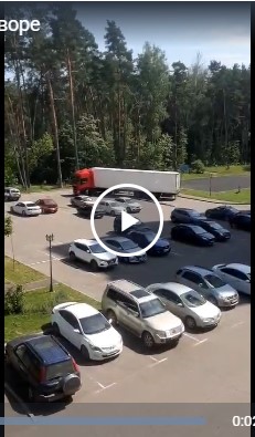 Грузовой монстр устроил погром в жилом дворе