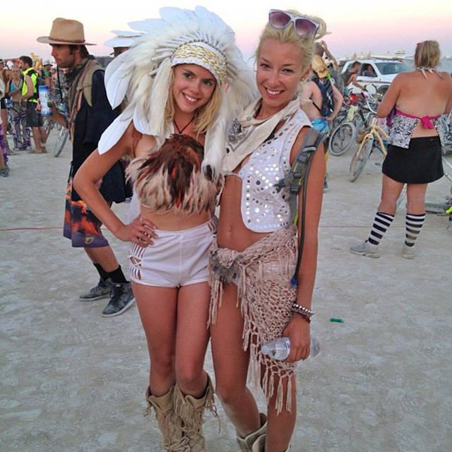 Симпатичные девушки с фестиваля Burning Man