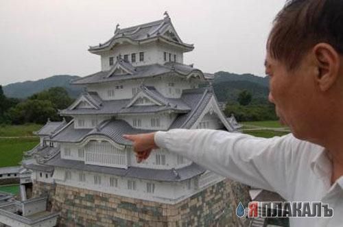 Модель замка из денежных купюр