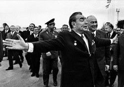 Я даже не знаю, как это обозвать... но - пенсионерка целует вагон крымского поезда
